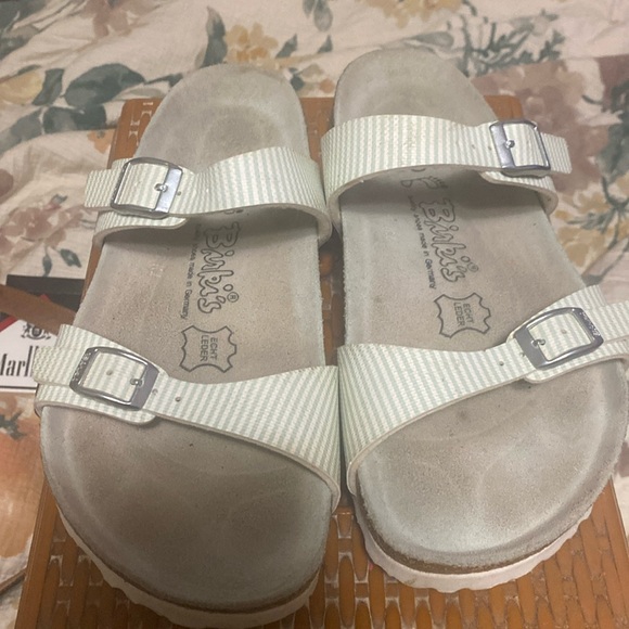 Like new casual Sandler. - Picture 1 of 3